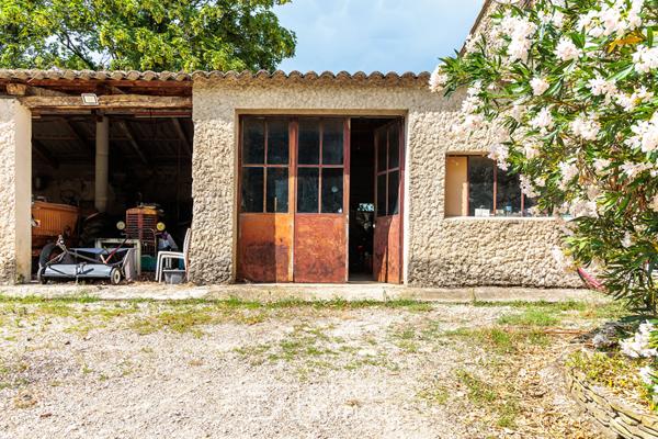 Corps de ferme dans écrin de nature à rénover