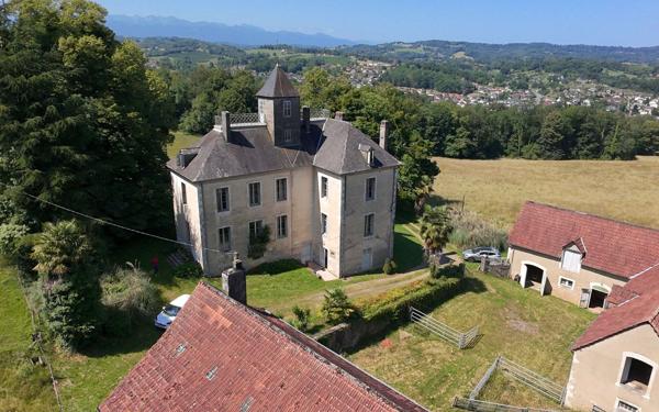 Maison à vendre    10 pièces •  Gan