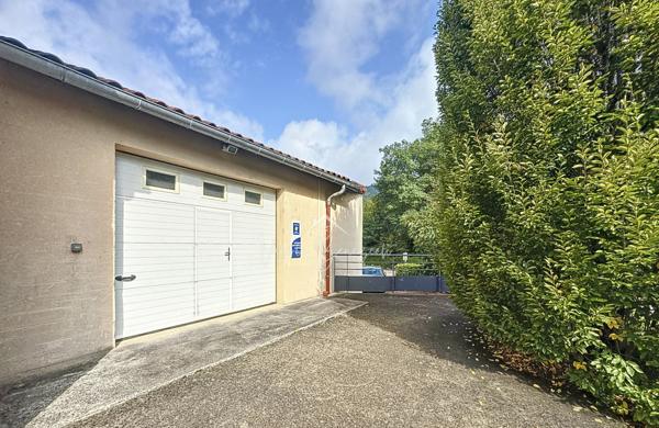 Saint-Affrique (12400) Garage 175 m², quai de chargement et stationnement