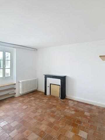 A VENDRE À proximité immédiate de la gare SNCF d'Angers, sur la place Lafayette, Maison ancienne type angevine, environ 130m² au sol, 4 chambres plus un bureau en rez-de-chaussée,cour intérieure avec un abris, cave.