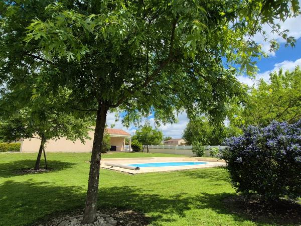 Maison plain-pied d’environ 87 m² avec piscine et terrain clos de 1 300 m²