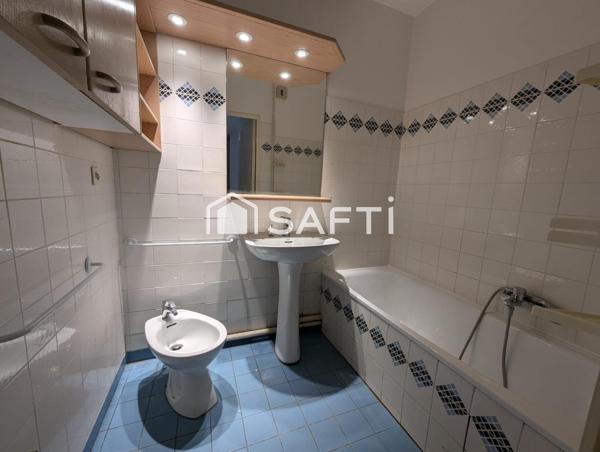 Appartement de type 4 avec terrasse en rez-de-chaussée, parking privatif, cave dans Résidence sécurisée avec piscine