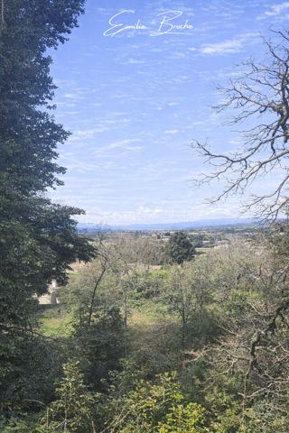 Maison 4 pièces – 87 m²

Dans un environnement naturel privilégié, au calme tout en restant à proximité des commodités, venez découvrir cette maison des années 1960, offrant une base saine et de belles perspectives d’évolution.

Édifiée avec des matériaux de qualité, elle séduit par sa structure solide, sa distribution fonctionnelle et ses volumes généreux, permettant d’envisager facilement un réaménagement et une modernisation selon vos envies.

Exposée sud/ouest, la maison bénéficie d’une belle luminosité et propose un espace de vie convivial réunissant cuisine, salon et séjour, à repenser pour créer un intérieur à votre image.

À l’étage, l’espace nuit se compose de trois chambres, d’une salle de bain et d’un WC indépendant.

Un atelier indépendant offre des possibilités d'usages complémentaires : garage, espace professionnel ou extension de l’habitation.

Implantée sur un terrain d’environ 700 m², arboré et piscinable, la propriété profite d’un cadre rare, en bordure de zone naturelle, garantissant calme, intimité et qualité de vie.

Des travaux de rénovation sont à prévoir, permettant de révéler tout le potentiel de ce bien et d’en faire une résidence parfaitement adaptée à vos besoins, dans un secteur recherché.

Idéal résidence principale, projet familial ou investissement à fort potentiel.

Valréas est une ville à taille humaine d’environ 10 000 habitants, nichée au cœur de l’Enclave des Papes en Provence, entre vignobles, lavande et paysages de caractère.
Elle offre un cadre de vie idéal, avec toutes les commodités à portée de main (écoles jusqu’au lycée, commerces, services de santé, équipements sportifs et de loisirs), parfait pour une vie de famille sereine.

📲 Envie de la découvrir ? 👇🏻 Contactez-moi 👇🏻
☎️ Emilie Broche – 06 29 32 69 64 - Je suis à votre écoute et toujours à vos côtés 😊 🙏🏻 🤝

Pour l'organisation d'une visite, selon l'article L.561.5 du Code Monétaire et Financier, la présentation d'une pièce d'identité vous sera demandée.
.