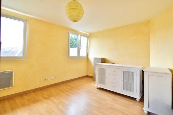 Maison contemporaine 4 chambres avec garage, proche Breval