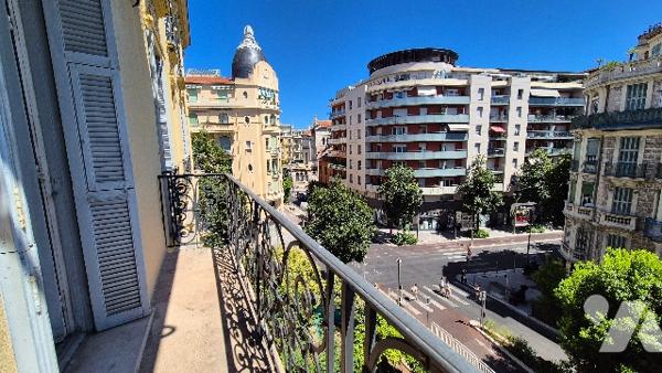 Carré d’Or / Bas Gambetta – Rare appartement de 205 m² au sein d’un Palais niçois de caractère.