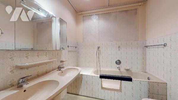 Carré d’Or / Bas Gambetta – Rare appartement de 205 m² au sein d’un Palais niçois de caractère.