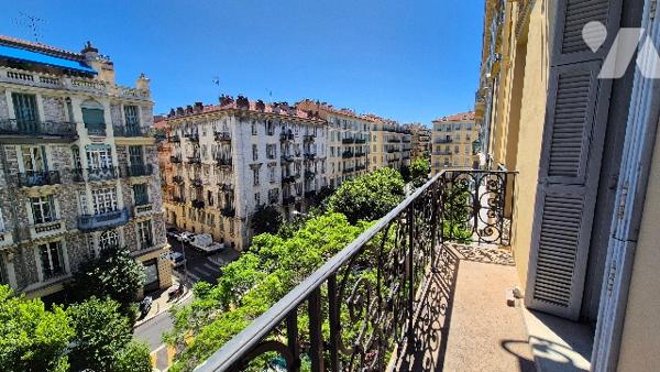 Carré d’Or / Bas Gambetta – Rare appartement de 205 m² au sein d’un Palais niçois de caractère.