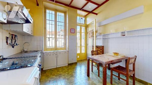 Carré d’Or / Bas Gambetta – Rare appartement de 205 m² au sein d’un Palais niçois de caractère.