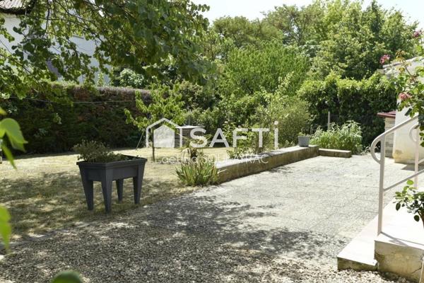 A proximité du centre, charmante maison avec garage et jardin.