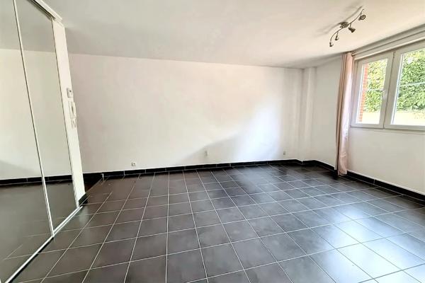 Appartement F2 en rez-de-chaussée avec cave et place de parking