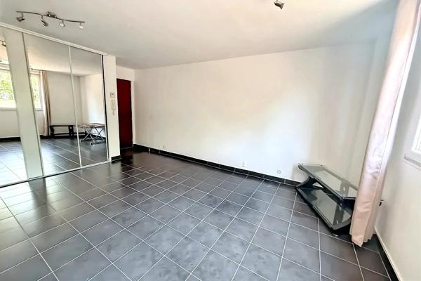 Appartement F2 en rez-de-chaussée avec cave et place de parking