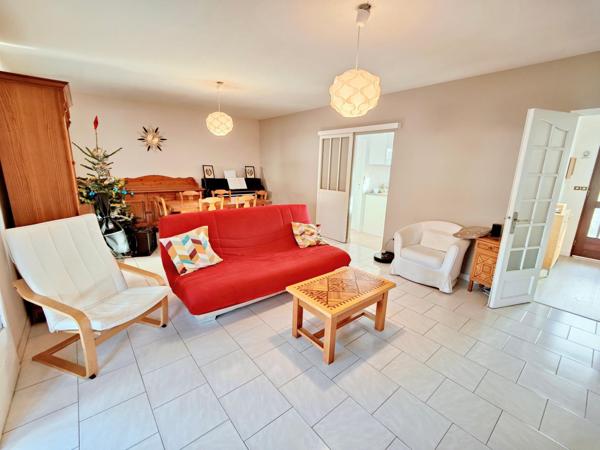 T6 de plain pied, au calme, garage. Très bon état.