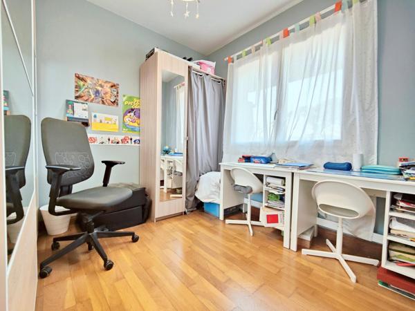 T6 de plain pied, au calme, garage. Très bon état.