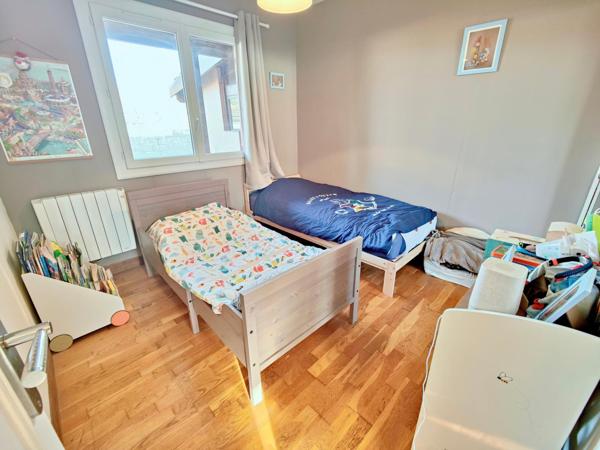 T6 de plain pied, au calme, garage. Très bon état.