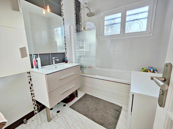 T6 de plain pied, au calme, garage. Très bon état.