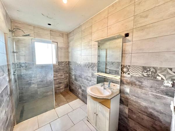 MAISON CONTEMPORAINE AVEC TRAVAUX SUR GRAND TERRAIN