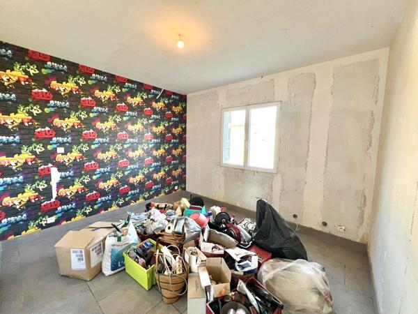 MAISON CONTEMPORAINE AVEC TRAVAUX SUR GRAND TERRAIN