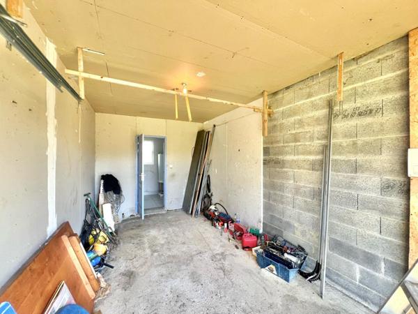 MAISON CONTEMPORAINE AVEC TRAVAUX SUR GRAND TERRAIN