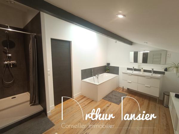 Belle maison en pierre avec dépendances