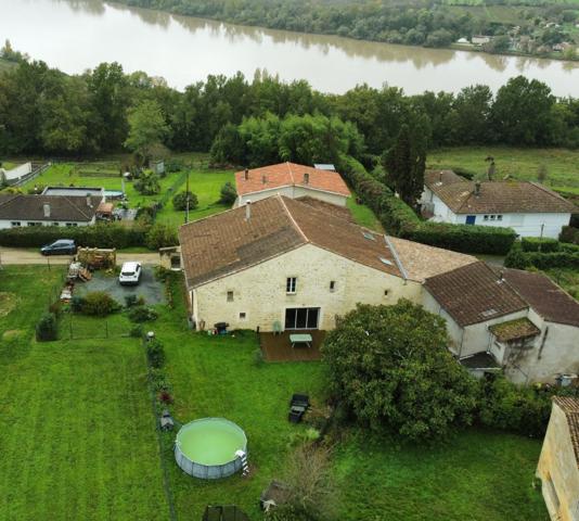 Belle maison en pierre avec dépendances