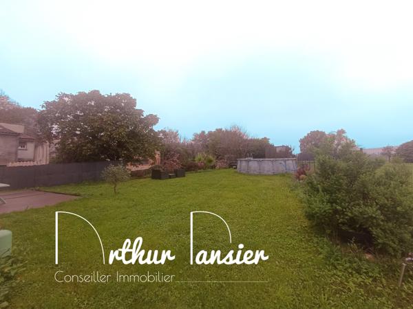 Belle maison en pierre avec dépendances