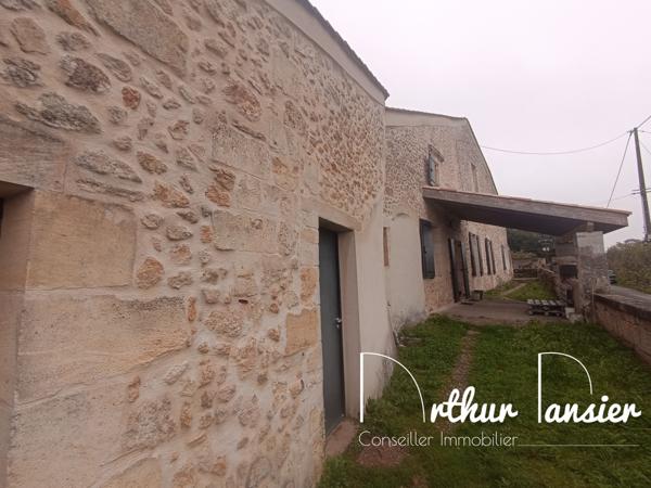 Belle maison en pierre avec dépendances