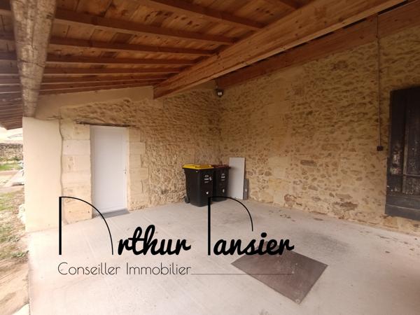 Belle maison en pierre avec dépendances