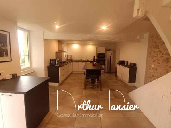 Belle maison en pierre avec dépendances