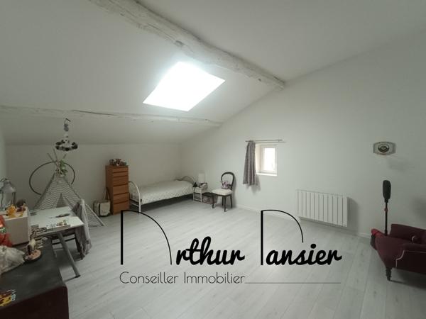 Belle maison en pierre avec dépendances