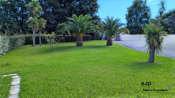 Maison contemporaine de plain-pied, environnement privilégié.