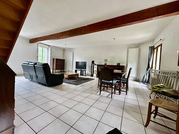 A VENDRE MAISON DE MAITRE DIVISE EN TROIS APPARTEMENTS + GARAGE + JARDIN