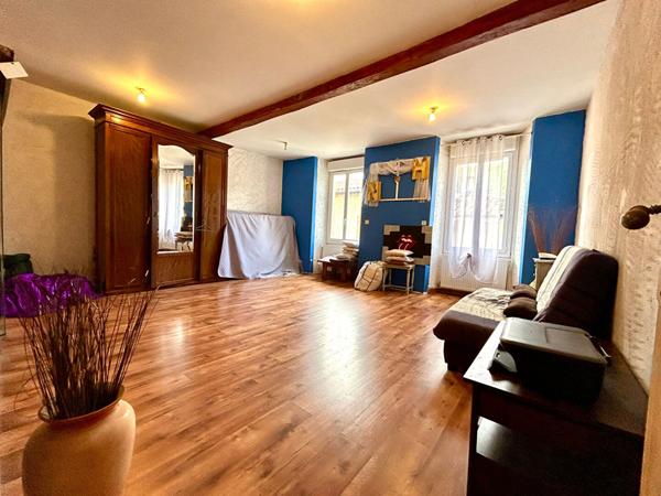 A VENDRE MAISON DE MAITRE DIVISE EN TROIS APPARTEMENTS + GARAGE + JARDIN