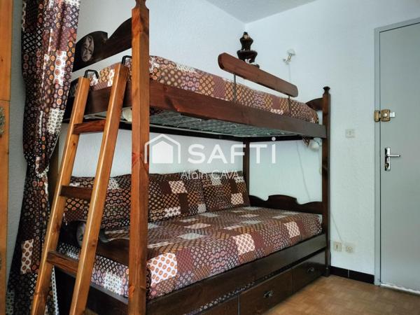 Studio de 25m2 situé au 2ème étage sans ascenseur, avec balcon vue station