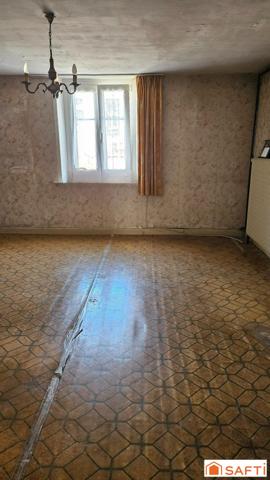 Maison de village à rénover – 105 m² habitables – dépendances – beau terrain –