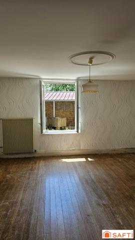 Maison de village à rénover – 105 m² habitables – dépendances – beau terrain –