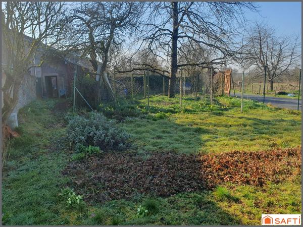 Maison de village à rénover – 105 m² habitables – dépendances – beau terrain –