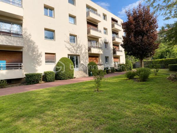 À Rueil-Malmaison, au sein d'une résidence agréable et verdoyante, découvrez ce studio de 15 m², fonctionnel et lumineux, bénéficiant d'un balcon donnant sur les espaces verts de la résidence.

La pièce de vie, largement ouverte sur l'extérieur grâce à une grande baie vitrée, offre un espace bien optimisé avec coin salon, espace bureau et kitchenette équipée. L'appartement dispose également de rangements ainsi que d'une salle d'eau avec douche et WC.

Le balcon constitue un véritable prolongement de la pièce de vie et offre une agréable vue sur la verdure, particulièrement appréciable pour une petite surface.

Le bien est complété par une place de parking privative et une cave.

Sa situation à Rueil-Malmaison et la proximité de l'Université Paris Nanterre en font un bien particulièrement adapté à un étudiant, un jeune actif ou à un projet d'investissement locatif.

Les atouts du bien : belle luminosité, balcon sur verdure, agencement optimisé, kitchenette équipée, nombreux rangements, résidence avec espaces verts, place de parking et cave, proximité de l'Université Paris Nanterre.

Idéal premier achat, pied-à-terre ou investissement locatif.