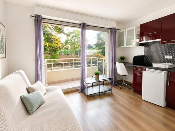 À Rueil-Malmaison, au sein d'une résidence agréable et verdoyante, découvrez ce studio de 15 m², fonctionnel et lumineux, bénéficiant d'un balcon donnant sur les espaces verts de la résidence.

La pièce de vie, largement ouverte sur l'extérieur grâce à une grande baie vitrée, offre un espace bien optimisé avec coin salon, espace bureau et kitchenette équipée. L'appartement dispose également de rangements ainsi que d'une salle d'eau avec douche et WC.

Le balcon constitue un véritable prolongement de la pièce de vie et offre une agréable vue sur la verdure, particulièrement appréciable pour une petite surface.

Le bien est complété par une place de parking privative et une cave.

Sa situation à Rueil-Malmaison et la proximité de l'Université Paris Nanterre en font un bien particulièrement adapté à un étudiant, un jeune actif ou à un projet d'investissement locatif.

Les atouts du bien : belle luminosité, balcon sur verdure, agencement optimisé, kitchenette équipée, nombreux rangements, résidence avec espaces verts, place de parking et cave, proximité de l'Université Paris Nanterre.

Idéal premier achat, pied-à-terre ou investissement locatif.
