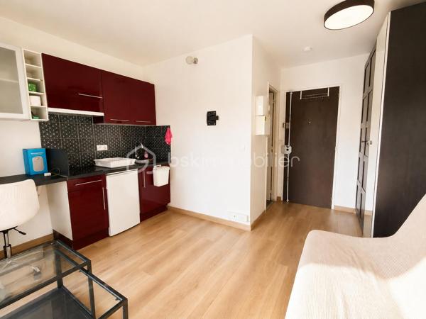 À Rueil-Malmaison, au sein d'une résidence agréable et verdoyante, découvrez ce studio de 15 m², fonctionnel et lumineux, bénéficiant d'un balcon donnant sur les espaces verts de la résidence.

La pièce de vie, largement ouverte sur l'extérieur grâce à une grande baie vitrée, offre un espace bien optimisé avec coin salon, espace bureau et kitchenette équipée. L'appartement dispose également de rangements ainsi que d'une salle d'eau avec douche et WC.

Le balcon constitue un véritable prolongement de la pièce de vie et offre une agréable vue sur la verdure, particulièrement appréciable pour une petite surface.

Le bien est complété par une place de parking privative et une cave.

Sa situation à Rueil-Malmaison et la proximité de l'Université Paris Nanterre en font un bien particulièrement adapté à un étudiant, un jeune actif ou à un projet d'investissement locatif.

Les atouts du bien : belle luminosité, balcon sur verdure, agencement optimisé, kitchenette équipée, nombreux rangements, résidence avec espaces verts, place de parking et cave, proximité de l'Université Paris Nanterre.

Idéal premier achat, pied-à-terre ou investissement locatif.