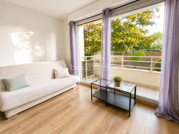 À Rueil-Malmaison, au sein d'une résidence agréable et verdoyante, découvrez ce studio de 15 m², fonctionnel et lumineux, bénéficiant d'un balcon donnant sur les espaces verts de la résidence.

La pièce de vie, largement ouverte sur l'extérieur grâce à une grande baie vitrée, offre un espace bien optimisé avec coin salon, espace bureau et kitchenette équipée. L'appartement dispose également de rangements ainsi que d'une salle d'eau avec douche et WC.

Le balcon constitue un véritable prolongement de la pièce de vie et offre une agréable vue sur la verdure, particulièrement appréciable pour une petite surface.

Le bien est complété par une place de parking privative et une cave.

Sa situation à Rueil-Malmaison et la proximité de l'Université Paris Nanterre en font un bien particulièrement adapté à un étudiant, un jeune actif ou à un projet d'investissement locatif.

Les atouts du bien : belle luminosité, balcon sur verdure, agencement optimisé, kitchenette équipée, nombreux rangements, résidence avec espaces verts, place de parking et cave, proximité de l'Université Paris Nanterre.

Idéal premier achat, pied-à-terre ou investissement locatif.