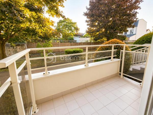 À Rueil-Malmaison, au sein d'une résidence agréable et verdoyante, découvrez ce studio de 15 m², fonctionnel et lumineux, bénéficiant d'un balcon donnant sur les espaces verts de la résidence.

La pièce de vie, largement ouverte sur l'extérieur grâce à une grande baie vitrée, offre un espace bien optimisé avec coin salon, espace bureau et kitchenette équipée. L'appartement dispose également de rangements ainsi que d'une salle d'eau avec douche et WC.

Le balcon constitue un véritable prolongement de la pièce de vie et offre une agréable vue sur la verdure, particulièrement appréciable pour une petite surface.

Le bien est complété par une place de parking privative et une cave.

Sa situation à Rueil-Malmaison et la proximité de l'Université Paris Nanterre en font un bien particulièrement adapté à un étudiant, un jeune actif ou à un projet d'investissement locatif.

Les atouts du bien : belle luminosité, balcon sur verdure, agencement optimisé, kitchenette équipée, nombreux rangements, résidence avec espaces verts, place de parking et cave, proximité de l'Université Paris Nanterre.

Idéal premier achat, pied-à-terre ou investissement locatif.