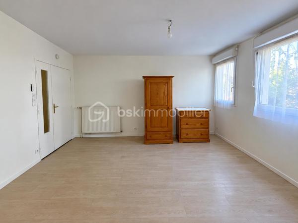 Au cœur de Fresnes, découvrez ce bel appartement 2 pièces de 48 m², bien agencé et fonctionnel. Il se compose d’une entrée avec rangement, d’un séjour agréable, d’une cuisine séparée, d’une chambre, d’une salle de bains et de WC séparés. Une place de stationnement privative en sous-sol complète le bien.

Idéalement situé en centre-ville, il bénéficie d’un emplacement particulièrement pratique, avec les transports accessibles à moins d’une minute à pied. Plusieurs lignes de bus desservent le secteur, notamment les 184, 187, 286 et 396. 
L’appartement profite également d’un accès rapide aux principaux axes routiers, dont l’A86, facilitant les déplacements vers Paris et les communes environnantes.

Un appartement agréable, bien distribué et très bien desservi, idéal pour une résidence principale comme pour un investissement locatif.