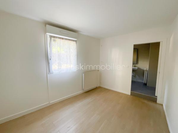 Au cœur de Fresnes, découvrez ce bel appartement 2 pièces de 48 m², bien agencé et fonctionnel. Il se compose d’une entrée avec rangement, d’un séjour agréable, d’une cuisine séparée, d’une chambre, d’une salle de bains et de WC séparés. Une place de stationnement privative en sous-sol complète le bien.

Idéalement situé en centre-ville, il bénéficie d’un emplacement particulièrement pratique, avec les transports accessibles à moins d’une minute à pied. Plusieurs lignes de bus desservent le secteur, notamment les 184, 187, 286 et 396. 
L’appartement profite également d’un accès rapide aux principaux axes routiers, dont l’A86, facilitant les déplacements vers Paris et les communes environnantes.

Un appartement agréable, bien distribué et très bien desservi, idéal pour une résidence principale comme pour un investissement locatif.