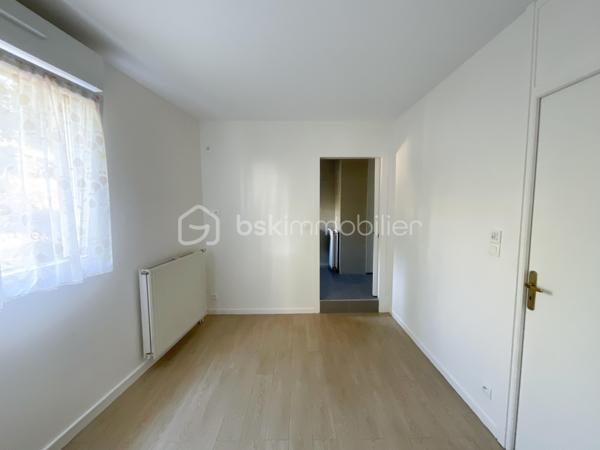 Au cœur de Fresnes, découvrez ce bel appartement 2 pièces de 48 m², bien agencé et fonctionnel. Il se compose d’une entrée avec rangement, d’un séjour agréable, d’une cuisine séparée, d’une chambre, d’une salle de bains et de WC séparés. Une place de stationnement privative en sous-sol complète le bien.

Idéalement situé en centre-ville, il bénéficie d’un emplacement particulièrement pratique, avec les transports accessibles à moins d’une minute à pied. Plusieurs lignes de bus desservent le secteur, notamment les 184, 187, 286 et 396. 
L’appartement profite également d’un accès rapide aux principaux axes routiers, dont l’A86, facilitant les déplacements vers Paris et les communes environnantes.

Un appartement agréable, bien distribué et très bien desservi, idéal pour une résidence principale comme pour un investissement locatif.