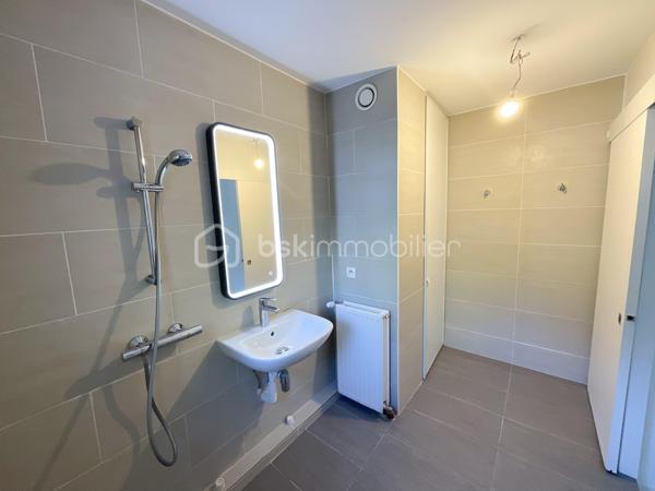 Au cœur de Fresnes, découvrez ce bel appartement 2 pièces de 48 m², bien agencé et fonctionnel. Il se compose d’une entrée avec rangement, d’un séjour agréable, d’une cuisine séparée, d’une chambre, d’une salle de bains et de WC séparés. Une place de stationnement privative en sous-sol complète le bien.

Idéalement situé en centre-ville, il bénéficie d’un emplacement particulièrement pratique, avec les transports accessibles à moins d’une minute à pied. Plusieurs lignes de bus desservent le secteur, notamment les 184, 187, 286 et 396. 
L’appartement profite également d’un accès rapide aux principaux axes routiers, dont l’A86, facilitant les déplacements vers Paris et les communes environnantes.

Un appartement agréable, bien distribué et très bien desservi, idéal pour une résidence principale comme pour un investissement locatif.