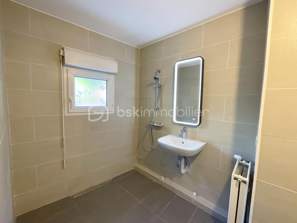 Au cœur de Fresnes, découvrez ce bel appartement 2 pièces de 48 m², bien agencé et fonctionnel. Il se compose d’une entrée avec rangement, d’un séjour agréable, d’une cuisine séparée, d’une chambre, d’une salle de bains et de WC séparés. Une place de stationnement privative en sous-sol complète le bien.

Idéalement situé en centre-ville, il bénéficie d’un emplacement particulièrement pratique, avec les transports accessibles à moins d’une minute à pied. Plusieurs lignes de bus desservent le secteur, notamment les 184, 187, 286 et 396. 
L’appartement profite également d’un accès rapide aux principaux axes routiers, dont l’A86, facilitant les déplacements vers Paris et les communes environnantes.

Un appartement agréable, bien distribué et très bien desservi, idéal pour une résidence principale comme pour un investissement locatif.