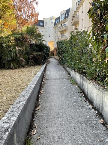 Au cœur de Fresnes, découvrez ce bel appartement 2 pièces de 48 m², bien agencé et fonctionnel. Il se compose d’une entrée avec rangement, d’un séjour agréable, d’une cuisine séparée, d’une chambre, d’une salle de bains et de WC séparés. Une place de stationnement privative en sous-sol complète le bien.

Idéalement situé en centre-ville, il bénéficie d’un emplacement particulièrement pratique, avec les transports accessibles à moins d’une minute à pied. Plusieurs lignes de bus desservent le secteur, notamment les 184, 187, 286 et 396. 
L’appartement profite également d’un accès rapide aux principaux axes routiers, dont l’A86, facilitant les déplacements vers Paris et les communes environnantes.

Un appartement agréable, bien distribué et très bien desservi, idéal pour une résidence principale comme pour un investissement locatif.