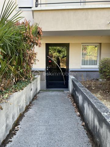Au cœur de Fresnes, découvrez ce bel appartement 2 pièces de 48 m², bien agencé et fonctionnel. Il se compose d’une entrée avec rangement, d’un séjour agréable, d’une cuisine séparée, d’une chambre, d’une salle de bains et de WC séparés. Une place de stationnement privative en sous-sol complète le bien.

Idéalement situé en centre-ville, il bénéficie d’un emplacement particulièrement pratique, avec les transports accessibles à moins d’une minute à pied. Plusieurs lignes de bus desservent le secteur, notamment les 184, 187, 286 et 396. 
L’appartement profite également d’un accès rapide aux principaux axes routiers, dont l’A86, facilitant les déplacements vers Paris et les communes environnantes.

Un appartement agréable, bien distribué et très bien desservi, idéal pour une résidence principale comme pour un investissement locatif.