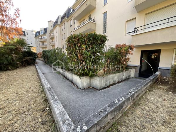 Au cœur de Fresnes, découvrez ce bel appartement 2 pièces de 48 m², bien agencé et fonctionnel. Il se compose d’une entrée avec rangement, d’un séjour agréable, d’une cuisine séparée, d’une chambre, d’une salle de bains et de WC séparés. Une place de stationnement privative en sous-sol complète le bien.

Idéalement situé en centre-ville, il bénéficie d’un emplacement particulièrement pratique, avec les transports accessibles à moins d’une minute à pied. Plusieurs lignes de bus desservent le secteur, notamment les 184, 187, 286 et 396. 
L’appartement profite également d’un accès rapide aux principaux axes routiers, dont l’A86, facilitant les déplacements vers Paris et les communes environnantes.

Un appartement agréable, bien distribué et très bien desservi, idéal pour une résidence principale comme pour un investissement locatif.