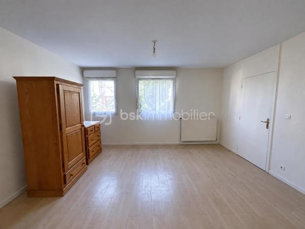 Au cœur de Fresnes, découvrez ce bel appartement 2 pièces de 48 m², bien agencé et fonctionnel. Il se compose d’une entrée avec rangement, d’un séjour agréable, d’une cuisine séparée, d’une chambre, d’une salle de bains et de WC séparés. Une place de stationnement privative en sous-sol complète le bien.

Idéalement situé en centre-ville, il bénéficie d’un emplacement particulièrement pratique, avec les transports accessibles à moins d’une minute à pied. Plusieurs lignes de bus desservent le secteur, notamment les 184, 187, 286 et 396. 
L’appartement profite également d’un accès rapide aux principaux axes routiers, dont l’A86, facilitant les déplacements vers Paris et les communes environnantes.

Un appartement agréable, bien distribué et très bien desservi, idéal pour une résidence principale comme pour un investissement locatif.